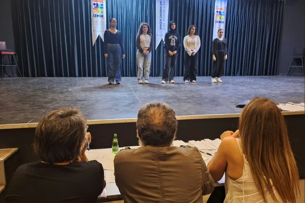 Genç İzmir Tiyatro seçmelerine 250 başvuru yapıldı