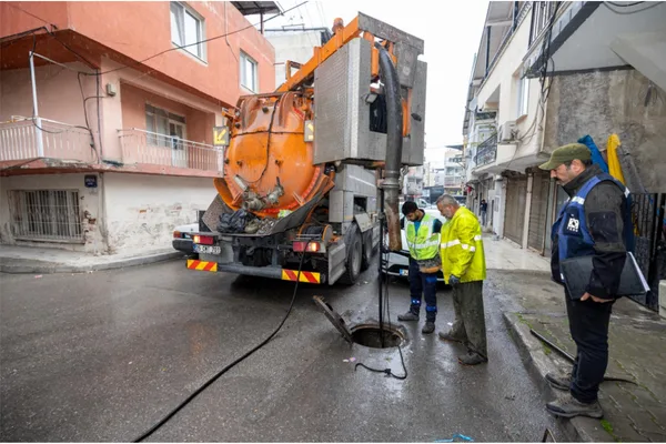 İZSU, İzmir’de yağışlara karşı çalışmalarını yoğunlaştırdı