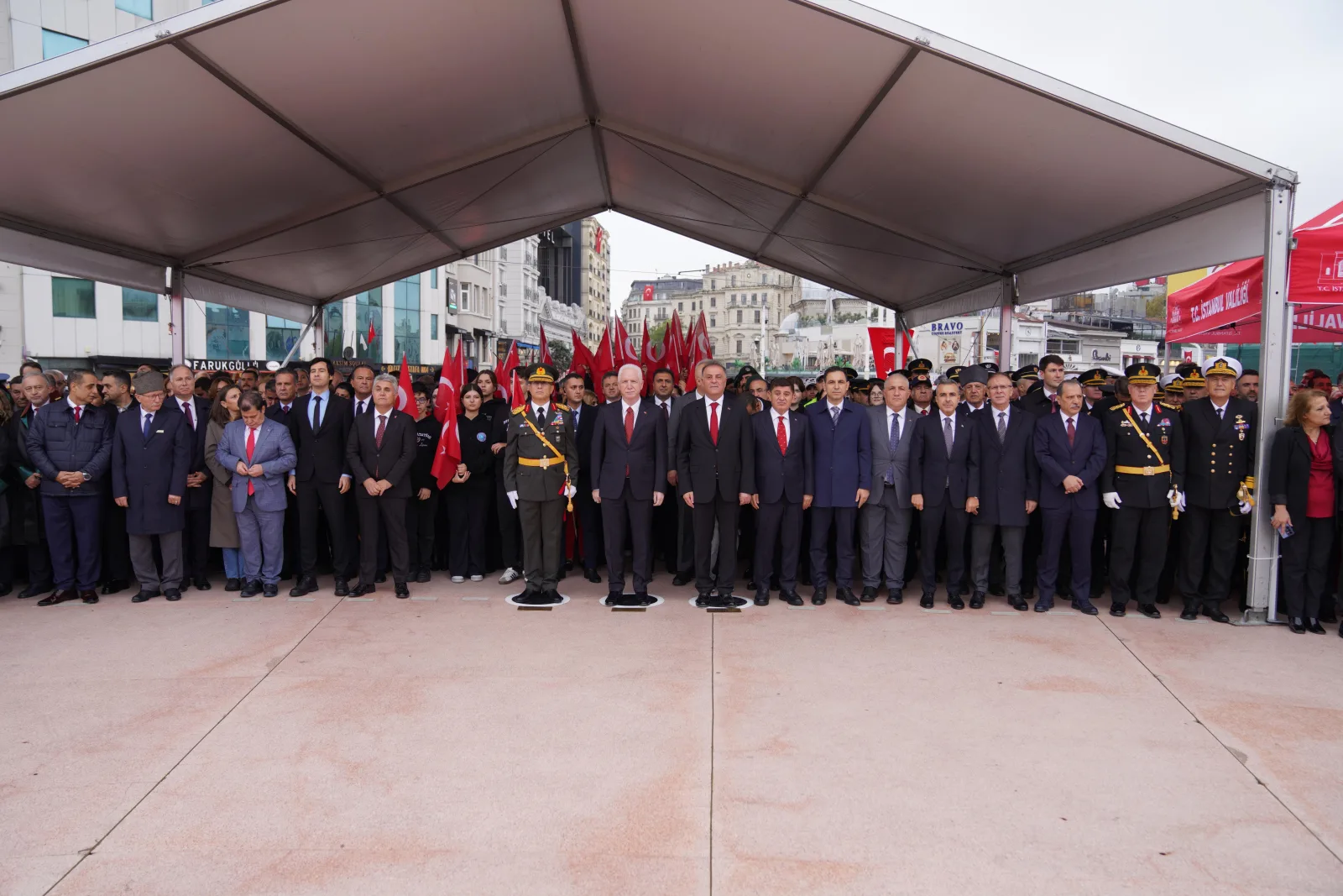 Taksim'de Cumhuriyet coşkusu çelenk sunma töreniyle kutlandı