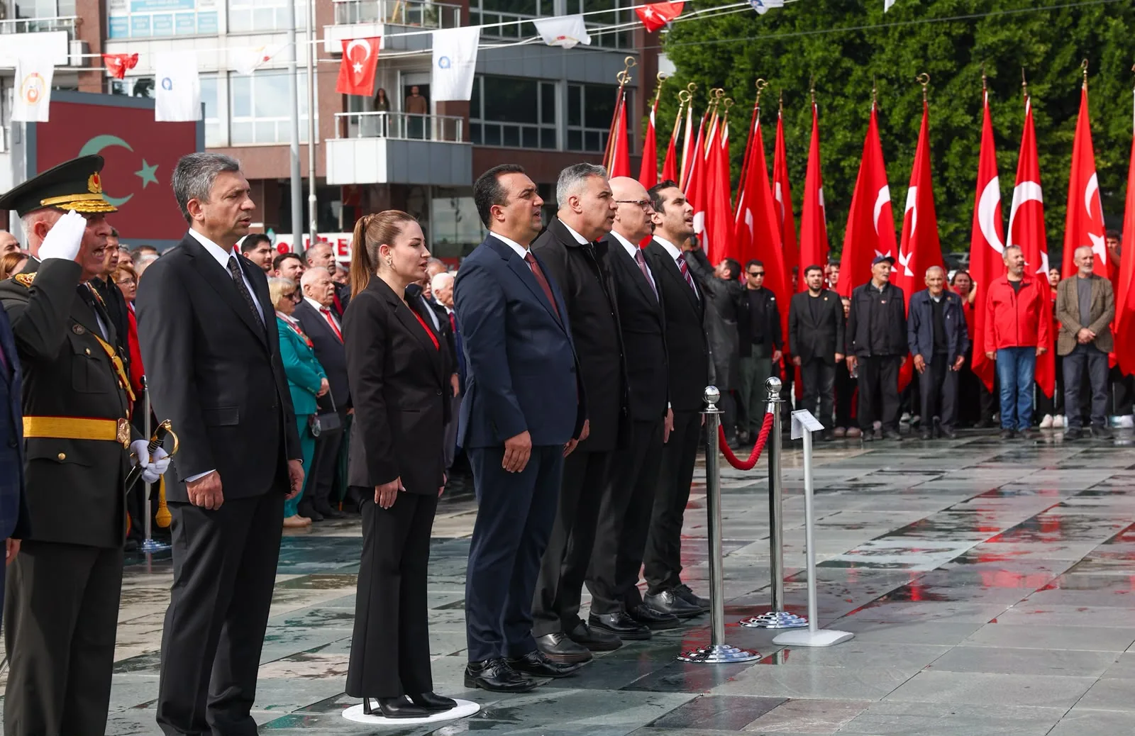 Antalya’da 29 Ekim kutlamaları Cumhuriyet Meydanı’nda başladı