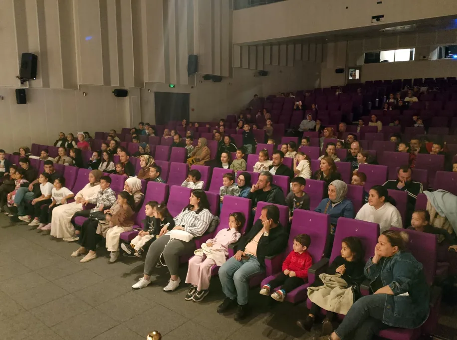 Trabzon’da çocuklar tiyatroyla hem eğlendi hem öğrendi