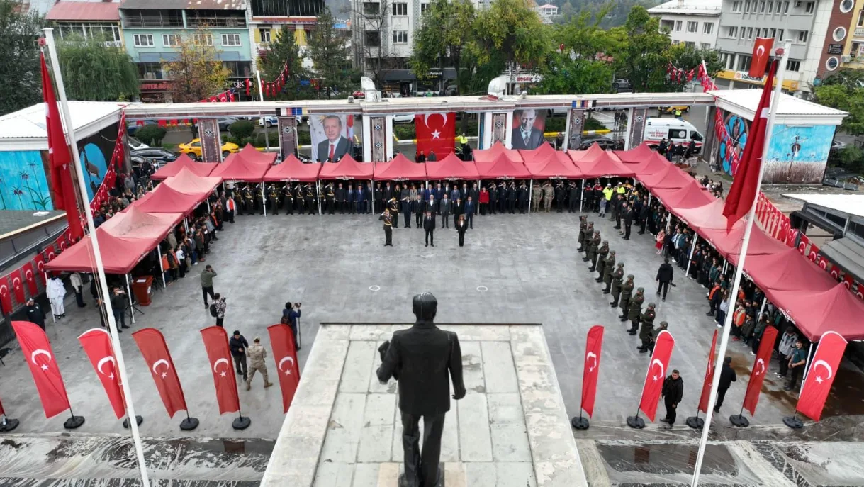 Tunceli’de 29 Ekim Cumhuriyet Bayramı için çelenk sunma töreni düzenlendi