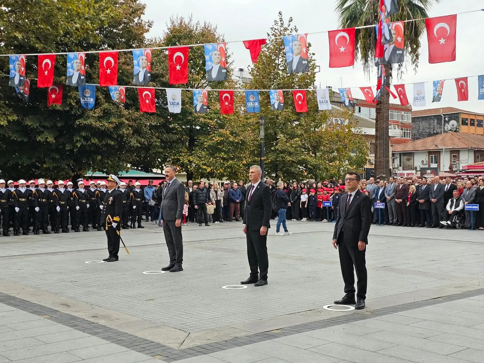 Gölcük'te Cumhuriyet kutlamaları çelenk sunma töreniyle başladı
