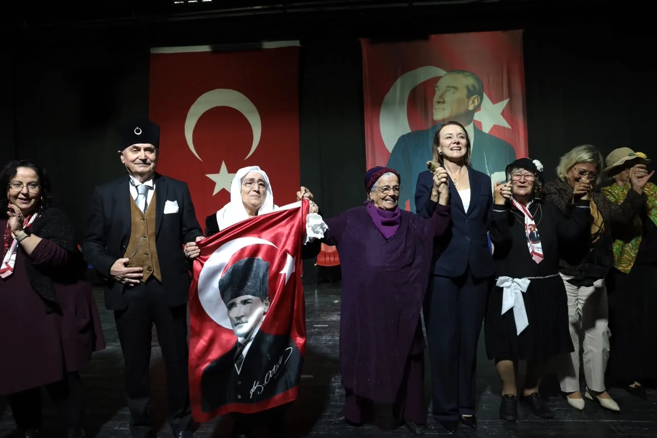 Konak'ta Cumhuriyet “Selam Olsun Cumhuriyet’e” gösterisiyle kutlandı