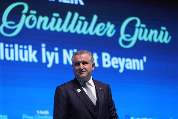 Bakan Bak: Daha yaşanabilir bir gelecek için çalışan gençlerimizle gurur duyuyoruz