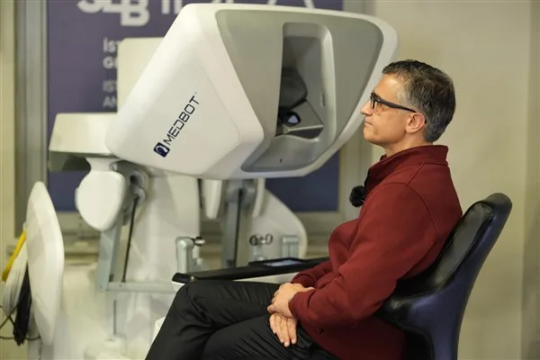 Türkiye’de bir ilk: 1400 kilometre uzaktan robotik cerrahiyle ameliyat gerçekleştirildi