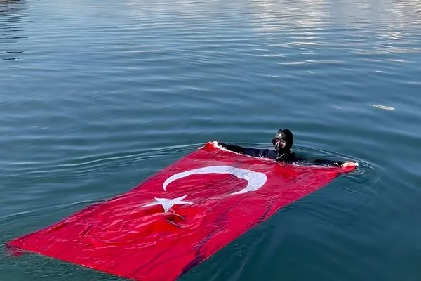 Tunceli’de Keban Barajı’nın 29 metre derinliğinde Türk bayrağı açıldı