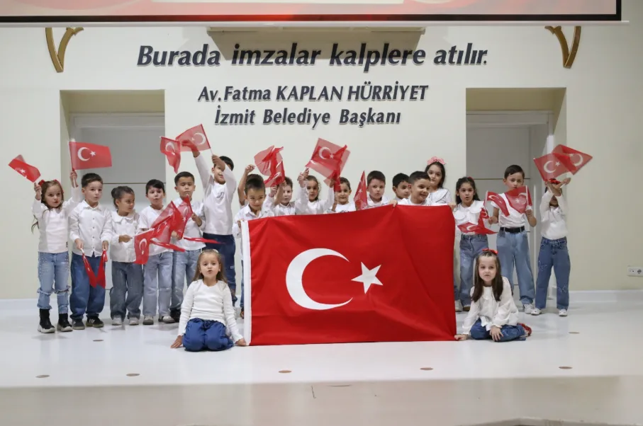 İzmit’te minikler Cumhuriyet’in 103. yılı için sahne aldı