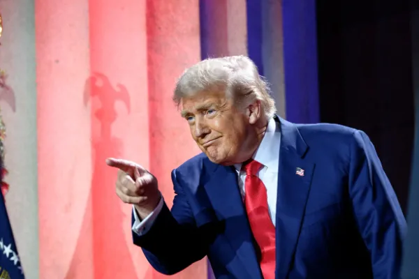Trump, Kansas'ta Cumhuriyetçiler için oy istedi