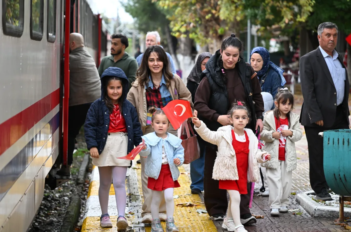 Manisa’da çocuklar Cumhuriyet coşkusunu tarihi gazete ve marşlarla yaşattı