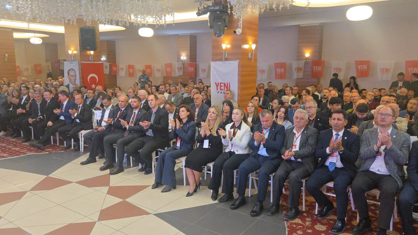 bir veya daha fazla kişi, kalabalık ve yazı görseli olabilir